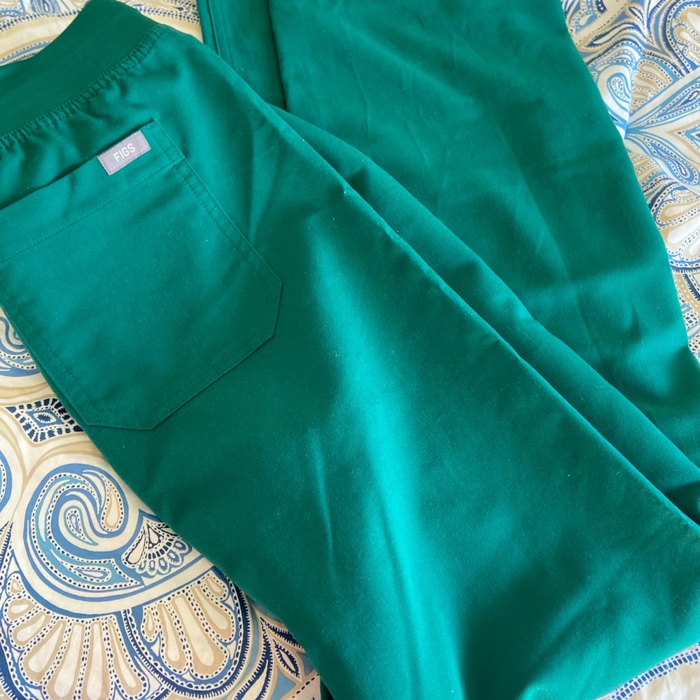 FIGS basic Livingston scrub pants hunter green small